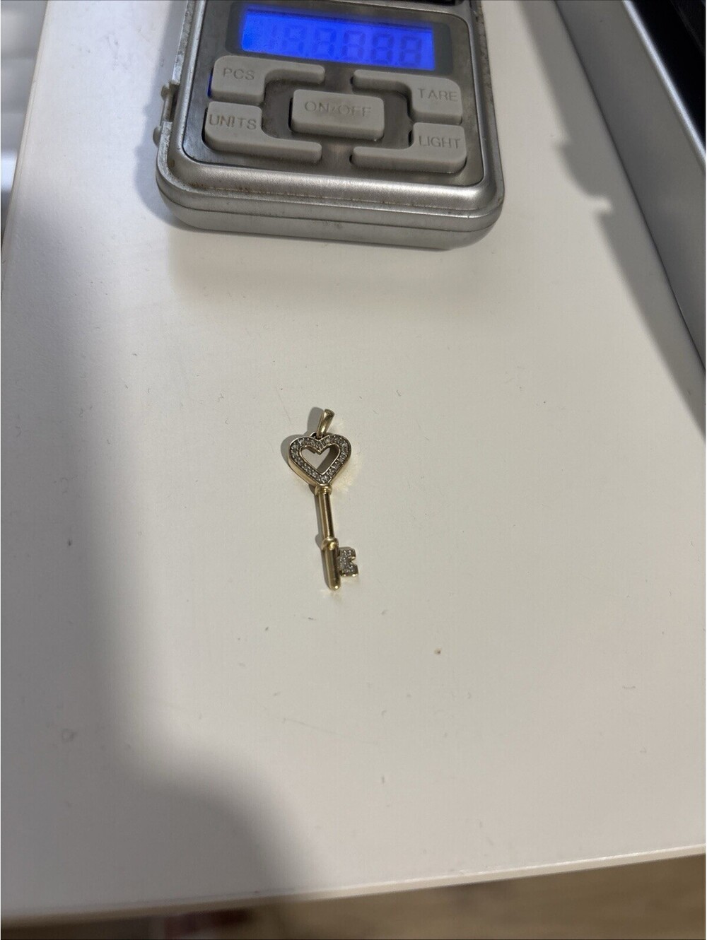 14K Yellow Gold Key Charm Pendant Pre Owned 1.69 grams - Picture 2 of 6
